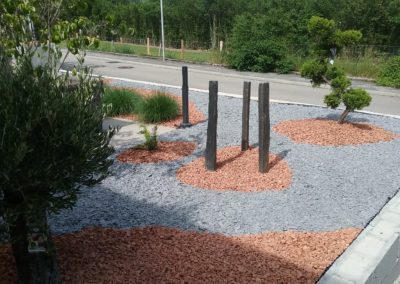 un massif avec des arbres
