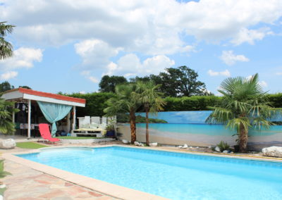 une piscine avec une terrasse